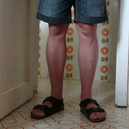 Ein Mann mit kurzer Hose trägt Birkenstock-Sandalen (Bild: picture alliance / photothek | Ute Grabowsky)