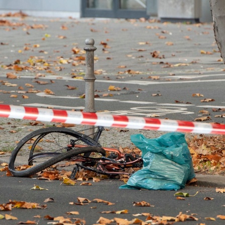 Zerstörtes Fahrrad auf der Bundesallee in Berlin-Wilmersdorf nach dem Verkehrsunfall einer Radfahrerin mit einem Betonmischer