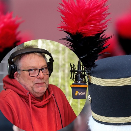 Moderator Joachim "Auge" Augner sitzt im WDR 4-Studio, im Hintergrund Bergleuter mit der typischen Steiger-Kopfbedeckung