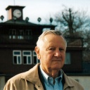 Portraifoto eines älteren Mannes vor dem Konzentrationslager Buchenwald.