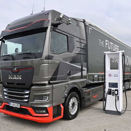 Ladesaeule und MAN E-Truck.