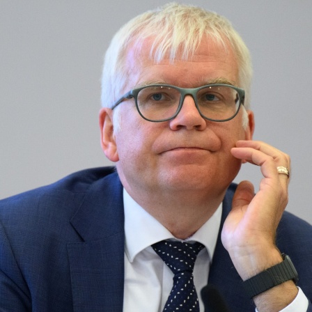 Hartmut Vorjohann (CDU), Finanzminister von Sachsen, sitzt vor Beginn der Haushaltsklausur des sächsischen Kabinetts zum Doppelhaushalt in einem Hotel an seinem Platz