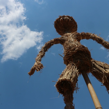 Aus Stroh arrangiert, eine Bauernpuppe. Symbolfoto