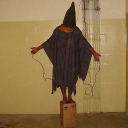 Dieses Dateifoto von Ende 2003 zeigt die Folter irakischer Gefangener durch US-Soldaten im Abu Ghraib-Gefängnis in Bagdad: Ein nicht identifizierten Häftling steht auf einer Kiste steht, mit einer Tüte über dem Kopf und Kabeln an seinen Händen.