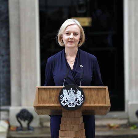 Liz Truss, Premierministerin von GroÃbritannien, gibt vor der 10 Downing Street eine Erklärung ab, in der sie ihren Rücktritt als Premierministerin bekannt gibt.