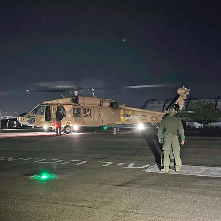 Ein Hubschrauber der israelischen Luftwaffe mit zwei befreiten Geiseln im Sheba Medical Center in Ramat Gan (Israel).