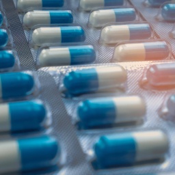 Blauweiße Tabletten in einer Blisterpackung.