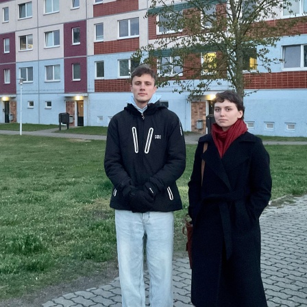 Evgeny und Nastya vor ihrem Studentenwohnheim