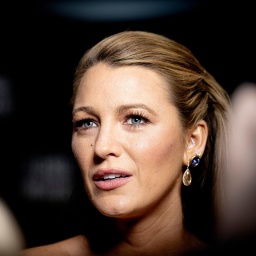 Blake Lively vor einem dunklen, unscharfen Hintergrund