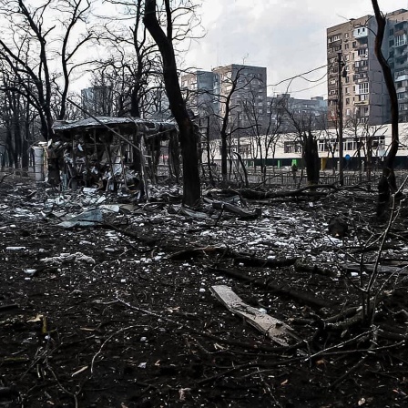 Trümmer zerstörter Gebäude in Mariupol