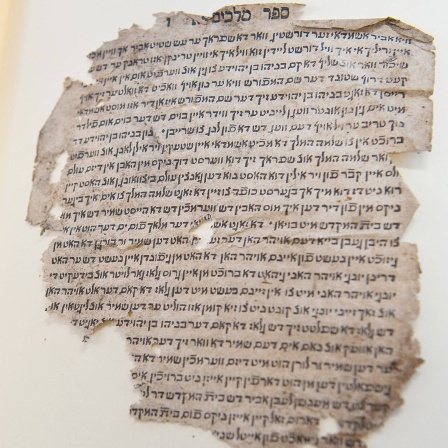 Makulaturfragment aus einer jiddischen Bibelausgabe des 16. Jahrhunderts; es befindet sich zur Erforschung in der Uni Mainz