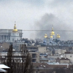 Rauch steigt über der ukrainischen Hauptstadt auf: Russische Truppen haben am 24. Februar 2022 ihren erwarteten Angriff auf die Ukraine gestartet