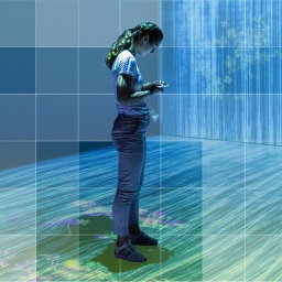 Frau steht in futuristischer Installation.