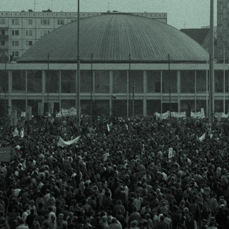 Knapp vier Wochen nach dem 40. Jahrestag der DDR kommt es am 4.11.1989 in Ostberlin zu der bislang größten nichtstaatlichen Demonstration in der DDR. Über 500.000 Menschen gehen auf die Straße, um für mehr Demokratie, Bürgerrechte und Reformen in ihrem Land zu demonstrieren.