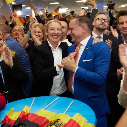 Die AfD-Co-Vorsitzenden Alice Weidel  und Tino Chrupalla jubeln in der AfD-Parteizentrale bei der Prognose zur Europawahl. 