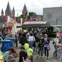 Besucher auf dem Jockel-Fuchs-Platz zum Johannisfest in Mainz