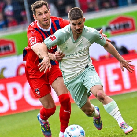Marvin Pieringer von Heidenheim gegen  Romano Schmid von Werder Bremen