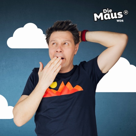 Fotomontage: Maus-Moderator André vor einem gemalten Wolkenhimmel