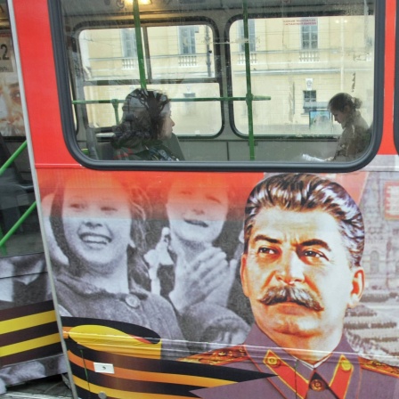Bus mit einem Porträt von Josef Stalin erscheint in St. Petersburg.