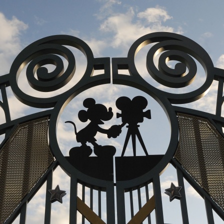 Weiße Watte-Wolken treiben hinter dem Eingangsportal der Walt Disney Studios