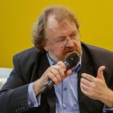 Der FAZ-Herausgeber Jürgen Kaube spricht 2019 auf der Frankfurter Buchmesse mit einem Mikrofon in der Hand.