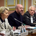 Ursula von der Leyen (l-r), Charles Michel, und Josep Borrell, bei einer Arbeitssitzung im Rahmen des EU-Ukraine-Gipfels.