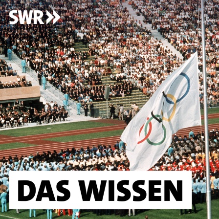 Trauerfeier am 6.9.1972 im Münchner Olympiastadion für die Opfer des Terror-Anschlages bei den Olympischen Sommerspielen. Die weiße Olympia-Flagge mit den fünf bunten Ringen hängt auf Halbmast.