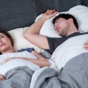 Pärchen liegt im Bett, er schnarcht vor sich hin, sie liegt frustriert mit offenen Augen da - wieder kein Sex...