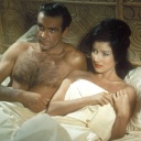Szene aus dem James-Bond-Film "Dr. No": Der Schauspieler Sean Connery als Agent 007 liegt neben einer Frau in einem Bett.
