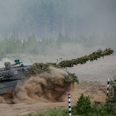  Ein Leopard 2 Kampfpanzer der Bundeswehr nimmt zum Abschluss an der Nato-Übung Quadriga 2024 in Litauen teil. 