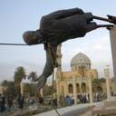 Die Statue von Iraks Diktator Saddam Hussein fällt -