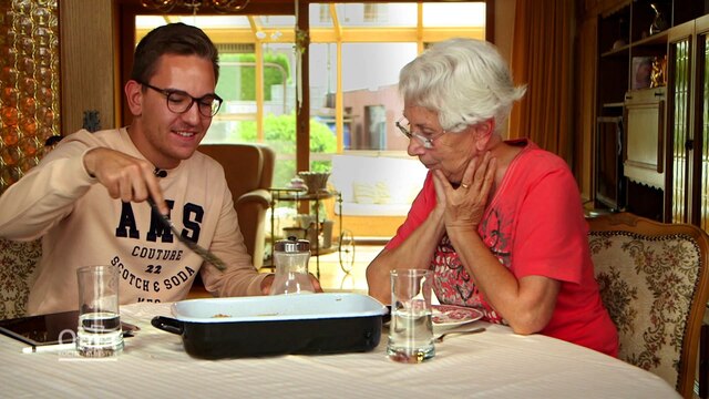 Oma Herta Schäfer mit ihrem Enkel Lukas Ihrig am Esstisch