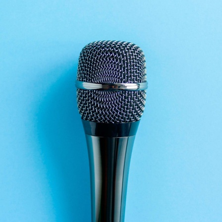 Symbolbild: Ein Mikrophon vor blauem Hintergrund