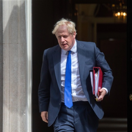 Der britische Premierminister Boris Johnson vor dem Wohnsitz in der Downing Street 10 in London