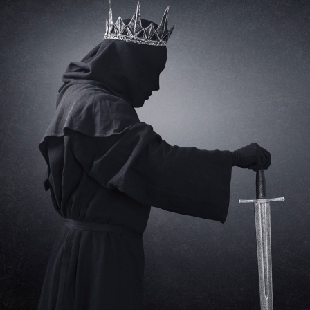 Geist einer Königin oder eines Königs mit mittelalterlichem Schwert, im dunkeln