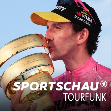 Simon Yates im Rosa Trikot küsst den Pokal des Giro d'Italia