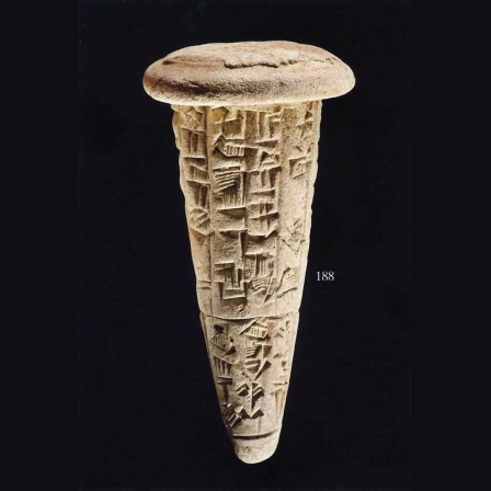 11,7 Zentimeter großer beschrifteter Nagel aus Ton, der aus der Zeit von König Schulgi aus Ur (2047 - 2095 v. Chr.) stamme. Das archäologische Fundstück stammt aus der Sumerer-Zeit. Das Sumerische ist erste Sprache, die wir aus dem Zweistromland kennen. Sie ist mit irgendwelchen anderen Sprachen überhaupt nicht verwandt.