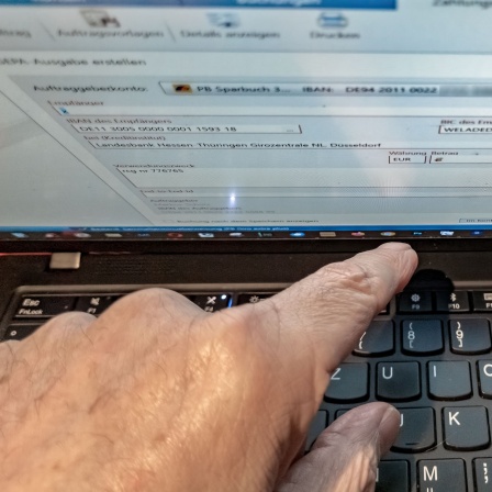 Ein Bankkunde erledigt seine Bankgeschäfte mit einer Banking-Software im Internet.