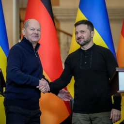 Wolodymyr Selenskyj (r), Präsident der Ukraine, und Bundeskanzler Olaf Scholz (SPD) geben sich nach einem gemeinsamen Treffen und einer Pressekonferenz die Hände.
