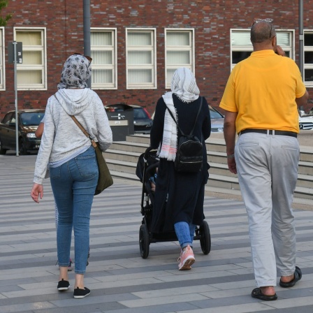 Muslimische Familie unterwegs vor dem Bahnhof in Duisburg..Foto: Winfried Rothermel