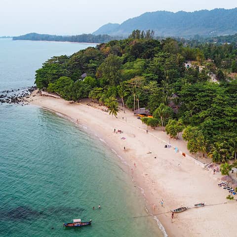 Ein Strand auf Koh Lanta in Thailand (Quelle: imago images/Westend61)