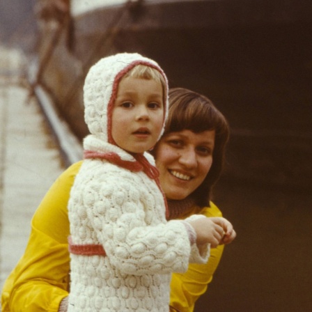 Renate Schütz mit ihrer Tochter Dagmar, ältere Schwester der Autorin, am Main in Würzburg, im März 1981 - an dem Tag, an dem Dagmar aus Rumänien ankam, bei einem Ausflug in die Stadt, damit sie was Schönes sieht.