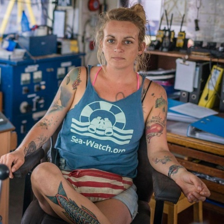 Pia Klemp sitzt in der Kommandozentrale der Sea Watch. 