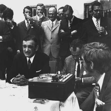 Der Präsident der Offenbacher Kickers, Gregorio Canellas (Mitte) und der Tontechniker Werner Hix (ganz rechts) spielen am 6. Juni 1971 ein Tonband ab. Ein großer Betrug in der Fußball-Bundesliga wird aufdeckt, der größte Skandal in der Geschichte d