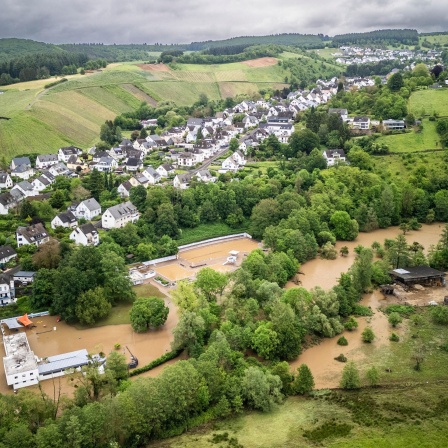 Der Ortskern des kleinen Ortes an der Ruwer steht unter Wasser. Die Ruwer ist in Mertesdorf über die Ufer getreten und hat unter anderem das Freibad und Gebäude in Ufernähe überflutet