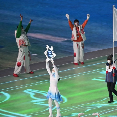 Olympia: Eröffnungsfeier im Olympiastadion «Vogelnest». Yu ting Huang und Ping-jui Ho tragen für Taiwan die Flagge ins Stadion.