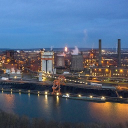 Blick auf das Stahlwerk der Salzgitter AG. Dort wird nun auch Wasserstoff mithilfe von Strom aus Windkraft hergestellt.
