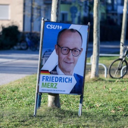 Wahlplakat zur Bundestagswahl 2025 in München: Ein Wahlplakat der CSU (Christlich-Soziale Union in Bayern) zeigt Friedrich Merz.