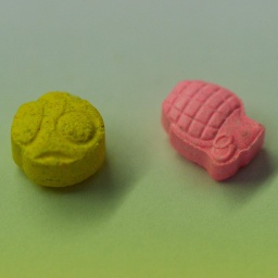 Zwei Ecstasy-Pillen mit einem Pilz- und Handgranate-Aufdruck.