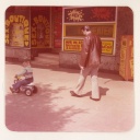 Charly Carstens fährt als Kind mit seinem Dreirad über die Hamburger Reeperbahn.